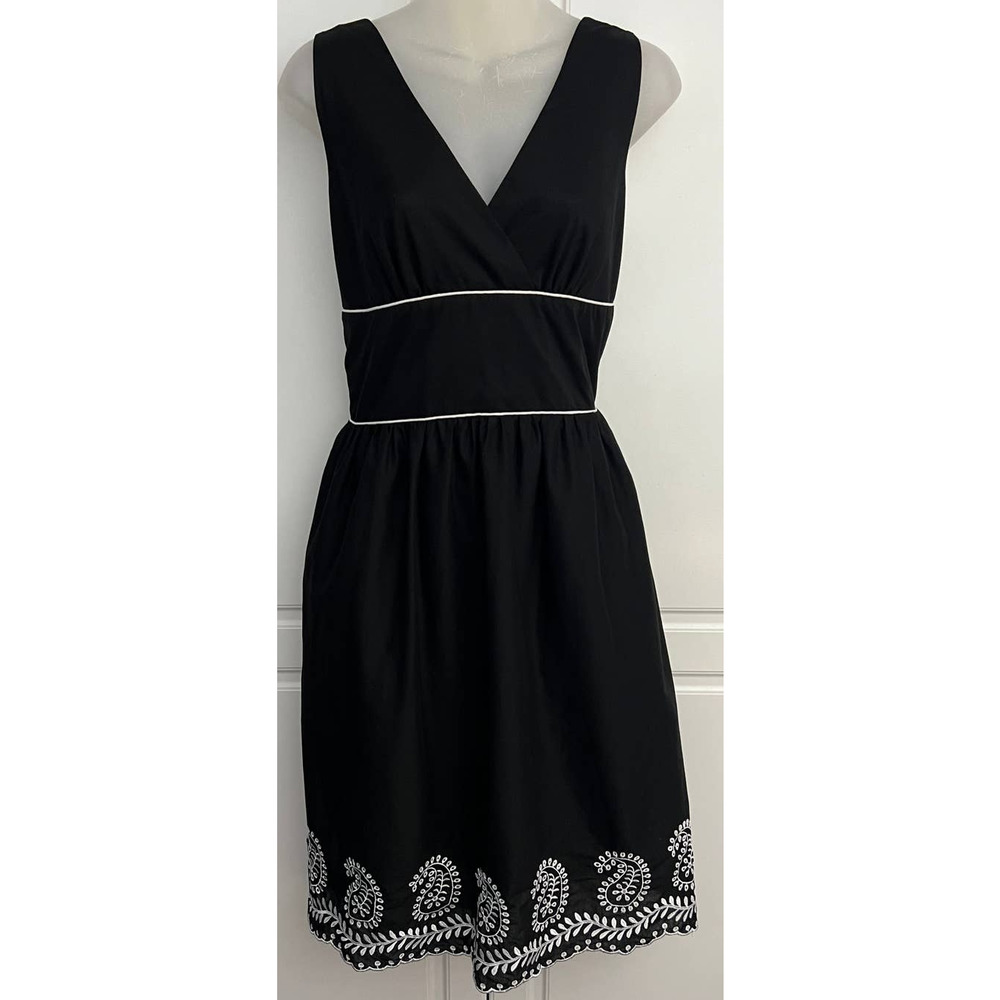 Black Sleeveless Dress with White Embroidery by Mint Green Size M